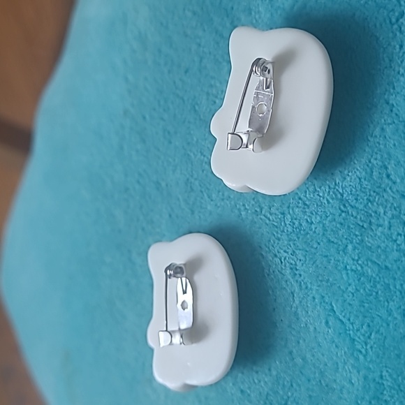 2 Hello Kitty Pins - Picture 15 of 15